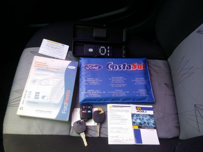 Conservado manual, chave reserva, bateria ainda na garantia e controle do rádio