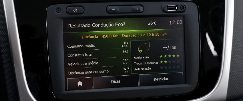 Renault-Sandero-Dynamique-2015-Brasil-interior-painel-tela-Eco-Coaching-Eco-Scoring